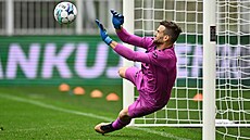 Jablonecký brankář Jan Hanuš zasahuje v zápase se Slavií. Jablonecký brankář Jan Hanuš zasahuje v zápase se Slavií.