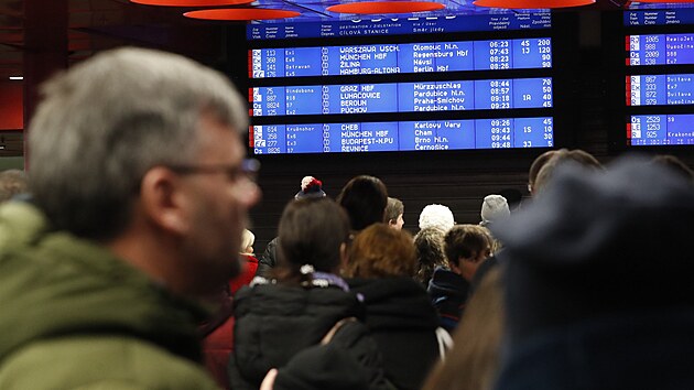 Porucha troleje zkomplikovala ranní železniční dopravu v Praze. Některé osobní vlaky dopravce odřekl, rychlíkové spoje nabraly i více než hodinové zpoždění. (2. ledna 2020)