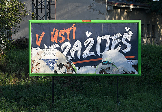 Provokativní billboard hokejových Litomic v Ústí nad Labem byl pokozen.