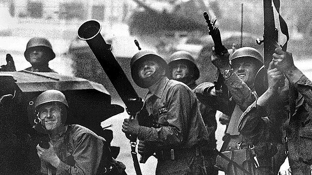 Pinochetovy jednotky oblhaj prezidentsk palc La Moneda. (11. z 1973)