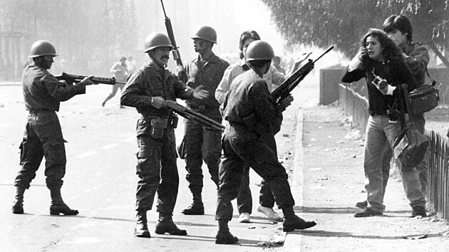 Chilt vojci zatkaj novine bhem demonstrace v Santiagu. (20. kvtna 1986)