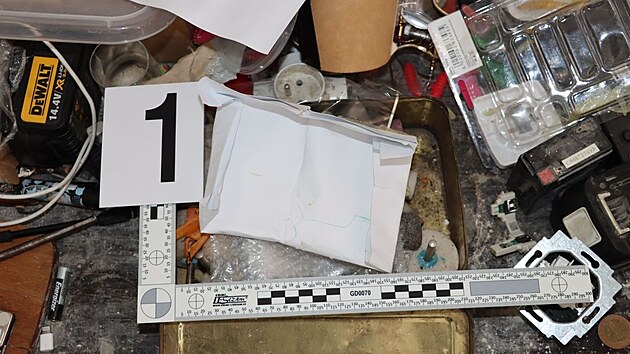 Policie v Brně kvůli drogám zadržela čtyři lidi. Zajistila 30 kilogramů léků, což představuje téměř sto tisíc pilulek, další suroviny na výrobu pervitinu, jiné drogy, telefony, výpočetní techniku a peníze. Konkrétně milion korun a 40 tisíc eur.