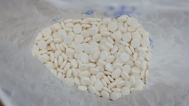 Policie v Brně kvůli drogám zadržela čtyři lidi. Zajistila 30 kilogramů léků, což představuje téměř sto tisíc pilulek, další suroviny na výrobu pervitinu, jiné drogy, telefony, výpočetní techniku a peníze. Konkrétně milion korun a 40 tisíc eur.