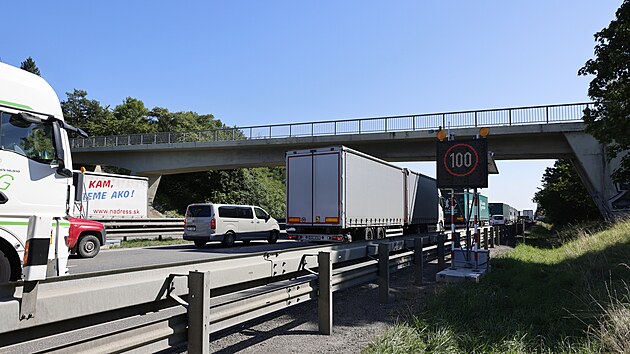 Provoz na dálnici D1 před rozšiřovaným úsekem u Brna nově usměrňuje mobilní liniové řízení dopravy neboli přenosné a zároveň chytré značky. Autonomní systém má předcházet vzniku kolon a nehod, například snižováním rychlosti.