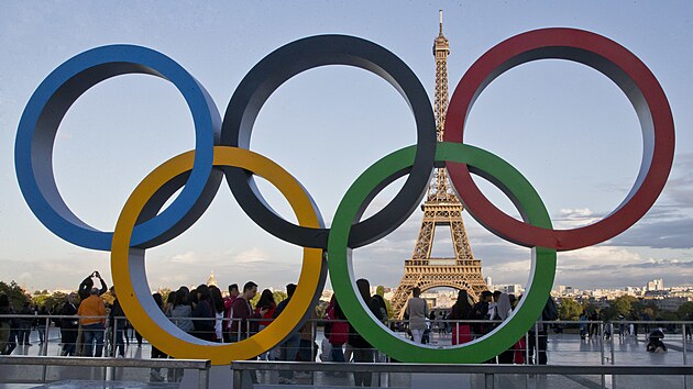 Olympijsk kruhy v Pai ped Eiffelovou v.