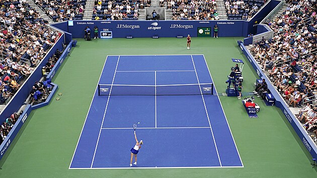 Markta Vondrouov (dole) a Peyton Stearnsov bojuj o tvrtfinle tenisovho US Open.