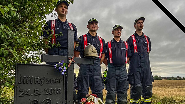 Pietní místo na místě nehody hasičské cisterny, kde zahynul Jiří Rýznar.