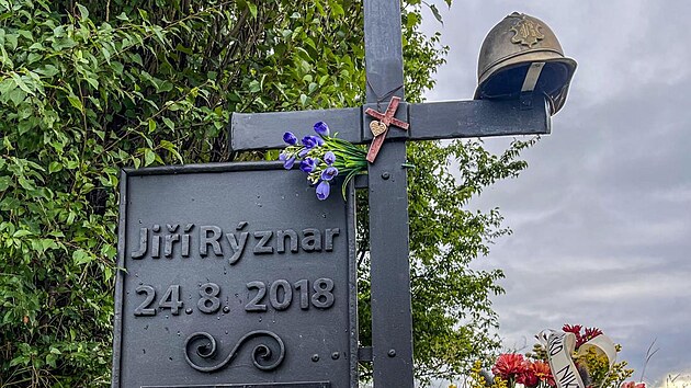 Pietní místo na místě nehody hasičské cisterny, kde zahynul Jiří Rýznar.