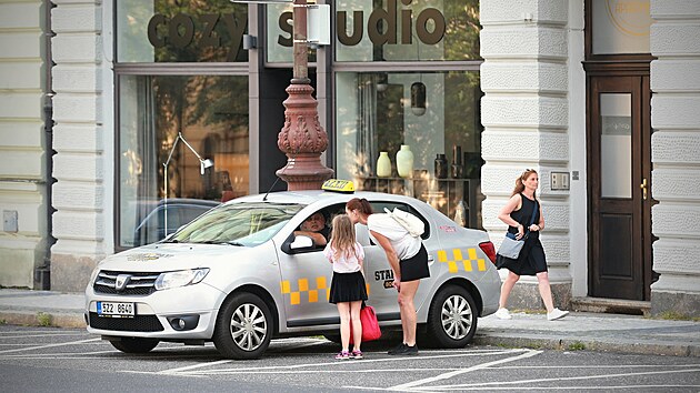 Snížení počtu stání pro taxislužby plánuje město Liberec i v parkovacím prostoru za radnicí.