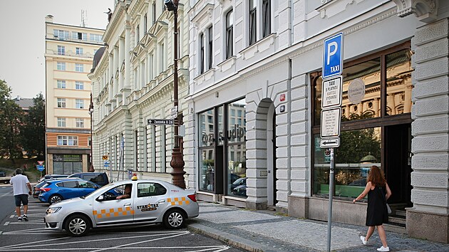 Snížení počtu stání pro taxislužby plánuje město Liberec i v parkovacím prostoru za radnicí.