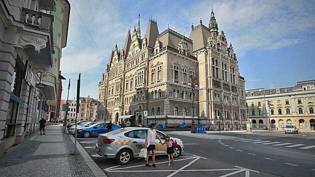 Snížení počtu stání pro taxislužby plánuje město Liberec i v parkovacím prostoru za radnicí.