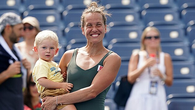 Barbora Strcov pzuje se synem krtce pot, co na US Open odehrla posledn zpas sv kariry.