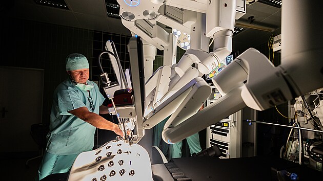 Chirurg ukazuje, jak funguje nov robotick operan systm ve Fakultn nemocnici Hradec Krlov. (31. srpna 2023)