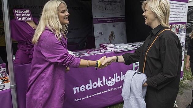 První dáma Eva Pavlová navštívila stánek nadace Nedoklubko