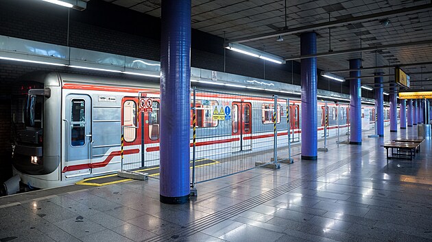 Dopravní podnik hlavního města Prahy v metru na Zličíně testoval bezpečnostní stěnu. (6. září 2023)