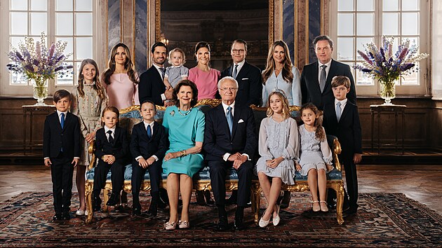 vdsk krlovsk rodina na portrtu k 50. vro na trnu krle Carla XVI. Gustafa (2023)