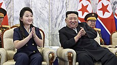Vdce KLDR a jeho dcera sledují pehlídku polovojenských skupin v Pchjongjangu....