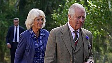 Britský král Charles a královna Camilla opoutjí farní kostel nedaleko...
