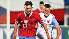 eský fotbalista David Tká (vlevo) v souboji s Mátém Szolgaiem ze Slovenska.