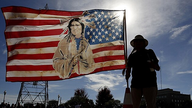 Proti stavb protestuj pedevm lenov kmene Sioux ijc v rezervaci Standing Rock, kolem n m ropovod vst. Podle nich stavba naru star pohebit jejich pedk a navc ohroz ivotn prosted v oblasti monm zneitnm vody, informovala stanice NBC.