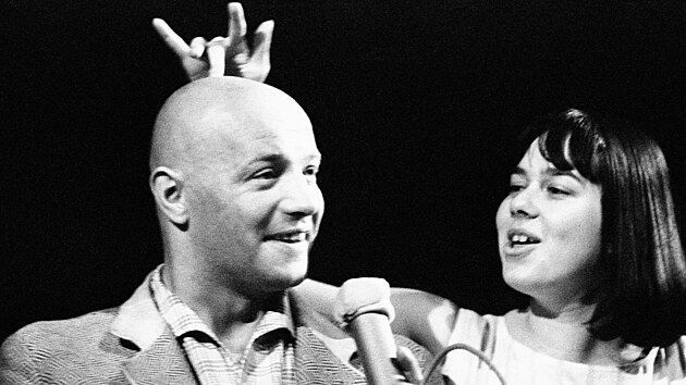 Karel Hla a Yvonne Penosilov na jeviti divadla Apollo v Praze v roce 1966.