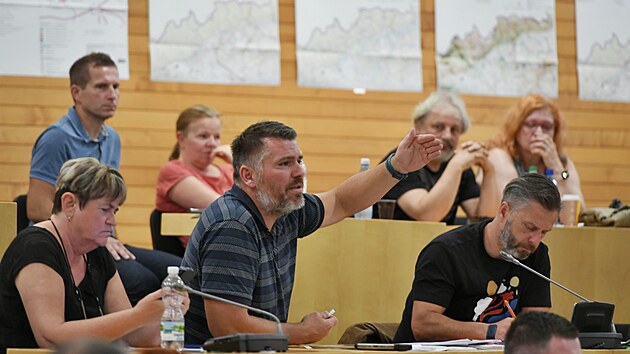 Veřejné projednání dopadů těžby lithia na Cínovci konané na Krajském úřadu Ústeckého kraje. Diskutuje starosta Košťan Tomáš Sváda. (18. září 2023)