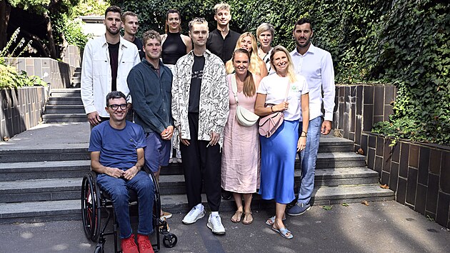 Návrhář nástupové kolekce pro letní olympiádu v Paříži 2024 Jan Černý (uprostřed) s olympioniky