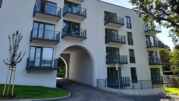 Dokončená stavba tří domů se sociálními byty na místě bývalé základní školy v ulici Na Žižkově
