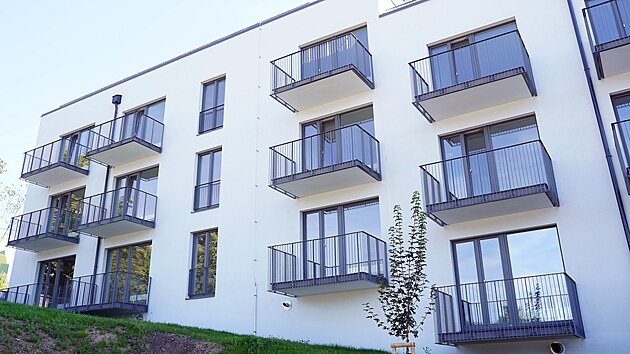 Dokončená stavba tří domů se sociálními byty na místě bývalé základní školy v ulici Na Žižkově