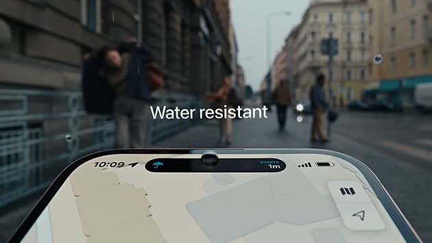 Reklamu na iPhone 15 natoil Apple v Praze