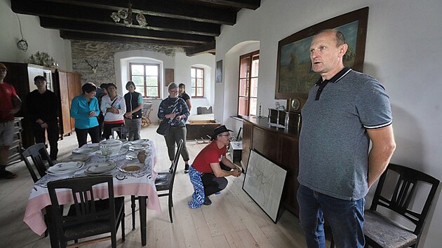 Zámek v Kopaninách se jeho majitel František Hupka snaží zachránit před zkázou. Příležitostně tady pořádá i různé akce pro veřejnost.