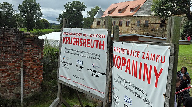 Zámek v Kopaninách se jeho majitel František Hupka snaží zachránit před zkázou. Příležitostně tady pořádá i různé akce pro veřejnost.