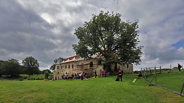 Zámek v Kopaninách se jeho majitel František Hupka snaží zachránit před zkázou. Příležitostně tady pořádá i různé akce pro veřejnost.