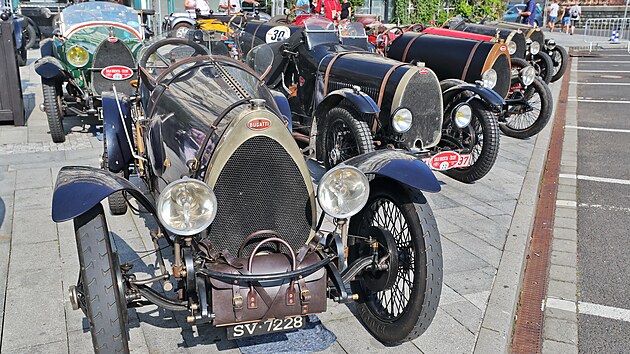 Krásné bugatky si daly dostaveníčko u Grandhotelu Pupp, kde se těšily obdivu veřejnosti.