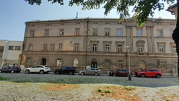 Divadeln&iacute; klub (budova vlevo) je zavřen&yacute; kvůli havarijn&iacute;mu stavu, sousedn&iacute; budova (vchod vpravo) ve &scaron;patn&eacute;m technick&eacute;m stavu. Pr&aacute;vě tady m&aacute; Slezsk&eacute; divadlo z&aacute;zem&iacute;. Na domy se vztahuje pam&aacute;tkov&aacute; ochrana, kvůli kter&eacute; se město i soud&iacute;.
