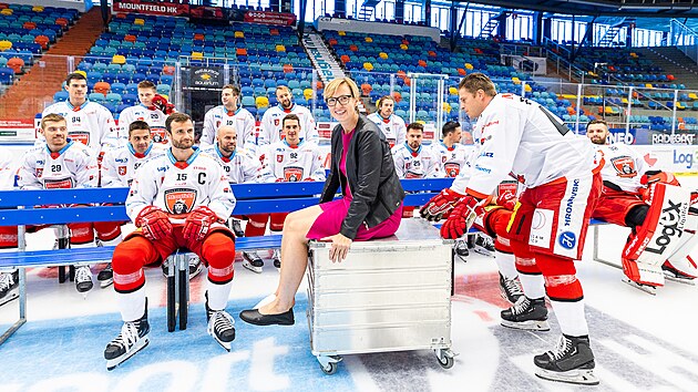 Hradečtí hokejisté pomáhají indisponované primátorce Hradce Králové Pavlíně Springerové před oficiálním focením týmu HC Mountfield pro novou sezonu, která startuje tento týden.