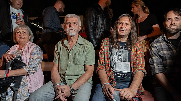 Zleva kancléřka Jana Vohralíková, prezident Petr Pavel, organizátor festivalu TrutnOFF Martin Věchet a trutnovský starosta Michal Rosa v amfiteátru na Bojišti (17. srpna 2023)