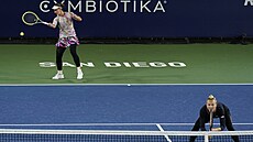 Barbora Krejíková (vzadu) returnuje ve finále tyhry v San Diegu, u sít...