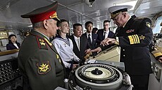 Severokorejský vdce Kim ong-un (uprosted) a ruský ministr obrany Sergej...