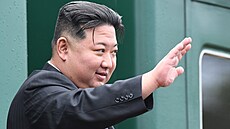 Severokorejský vdce Kim ong-un mává pi nástupu do vlaku na elezniní...