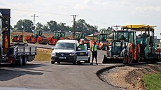 Stavba havlíčkobrodského jihovýchodního obchvatu míří k závěru. Minulý týden většina více než čtyřkilometrové trasy dostala finální asfaltový povrch. V sobotu se polovina trasy otevře pro chodce a cyklisty, ŘSD pořádá den otevřených dveří. Stavba havlíčkobrodského jihovýchodního obchvatu míří k závěru. Minulý týden většina více než čtyřkilometrové trasy dostala finální asfaltový povrch. V sobotu se polovina trasy otevře pro chodce a cyklisty, ŘSD pořádá den otevřených dveří.