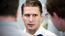 Plzeský hokejista Jan Schleiss hovoí s novinái.