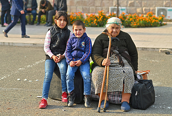Lidé se chystají k odjezdu z karabaské metropole Stpanakertu. (25. záí 2023)