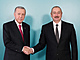 Tureck prezident Recep Tayyip Erdogan a jeho zerbjdnsk protjek Ilham...