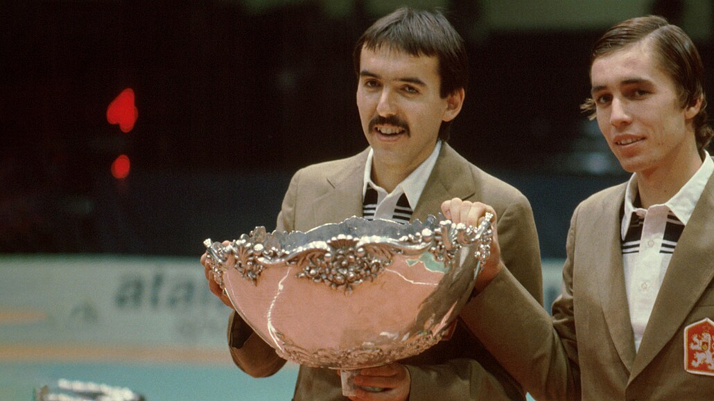 Tomá míd a Ivan Lendl s Davisovým pohárem v roce 1980.