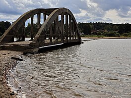 Betonový most, který kdysi pekonával tok eky Odravy a spojoval ob ásti obce...