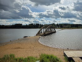 Jindy zatopený most kdysi spojující dv ásti obce Vebo se nyní dostal nad...