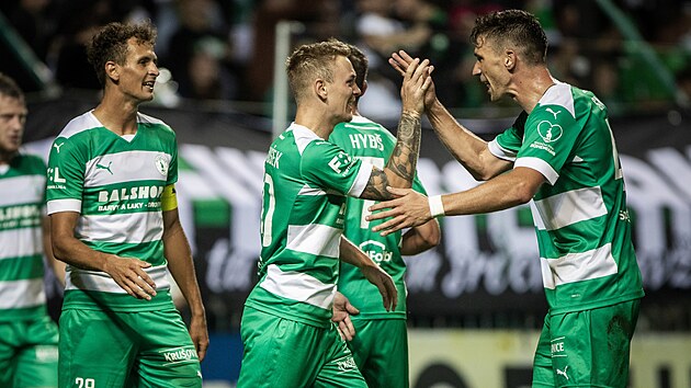 Hráči Bohemians Jan Matoušek (uprostřed) a Jan Kovařík se radují z vítězství... Hráči Bohemians Jan Matoušek (uprostřed) a Jan Kovařík se radují z vítězství...