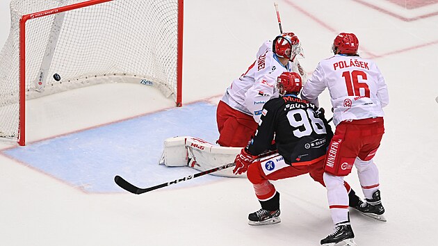 Třinecký brankář Marek Mazanec inkasuje v utkání s Hradcem Králové. Třinecký brankář Marek Mazanec inkasuje v utkání s Hradcem Králové.