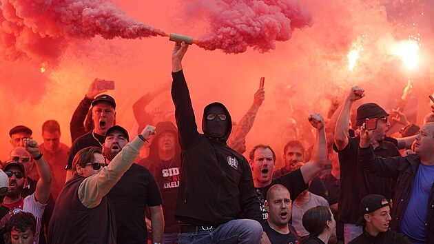Masivní pyrotechnika a řádění fanoušků. V Nizozemsku museli přerušit utkání... Masivní pyrotechnika a řádění fanoušků. V Nizozemsku museli přerušit utkání...